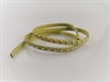Imiteret læder bånd Grøn med nitter. Brug det til pynt omkring lys eller lav dit eget armbånd. Længde ca. 48 cm. Brede 0,5 cm.